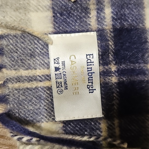 NWOT Edinburgh 100% Cashmere Plaid Fringe Scarf in Blue and Cream - Picture 3 of 6